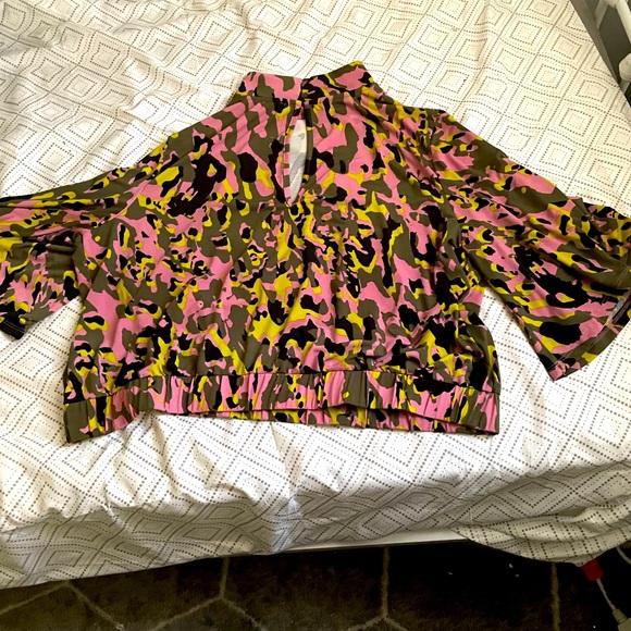 Camo top peekaboo back & matching rose pink jeans. Final price listed - Picture 2 of 7